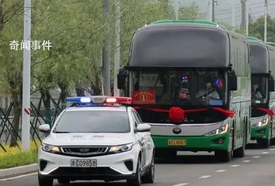 車牌985警車連續(xù)18年送考 警察叔叔有心了