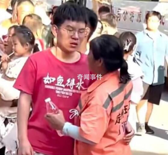 河北地質(zhì)大學(xué)溫暖回應(yīng)環(huán)衛(wèi)工人兒子 任旭明母子感動(dòng)全網(wǎng)