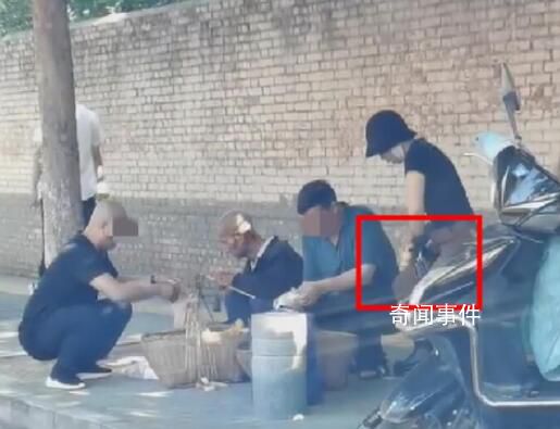 老人賣杏疑遭女子偷拿 偷老人水果的人已被抓獲系團(tuán)伙作案