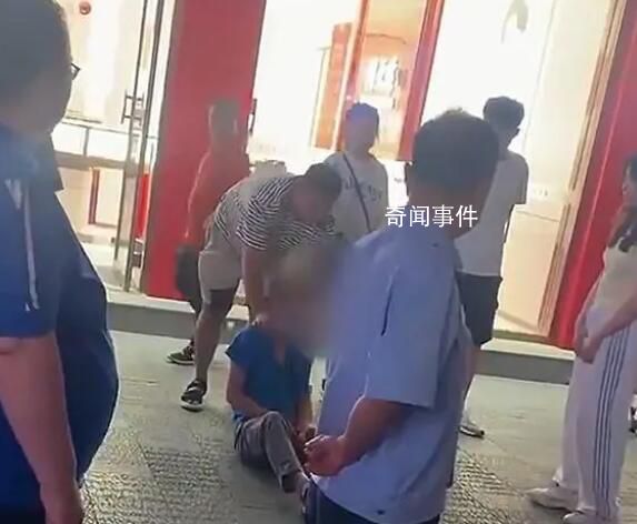 大爺摸女子屁股被逮自扇耳光求饒 路人：他摸了好幾個