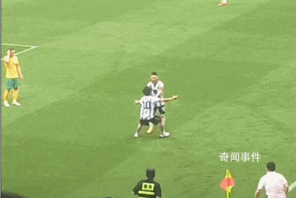 狂熱球迷沖進(jìn)場(chǎng)擁抱梅西被抬走 全網(wǎng)粉絲都表示非常羨慕