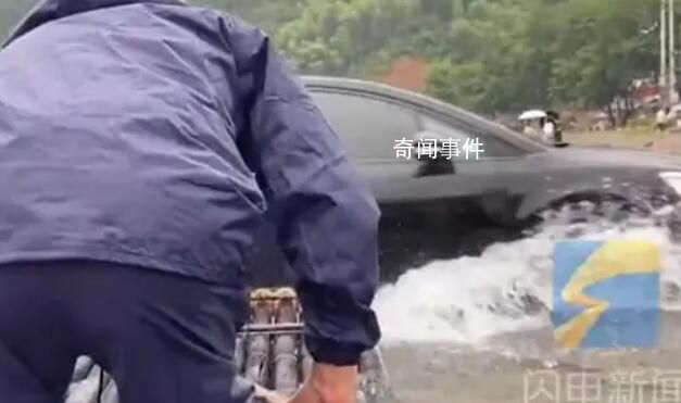 女子景區(qū)坐竹筏被汽車撞了 工作人員受沖擊摔入水中