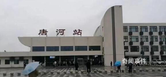網友稱火車站雨天不讓提前進候車室 這樣的做法有些不盡人意