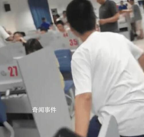 高考查分場(chǎng)面代入感太強(qiáng) 幾家歡樂(lè)幾家愁
