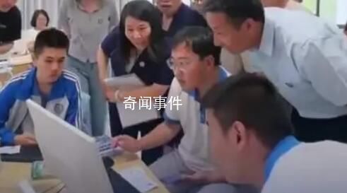 超燃查分現(xiàn)場 學霸班一本上線率100%