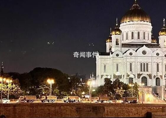 外媒:莫斯科街頭出現(xiàn)俄裝甲運(yùn)兵車