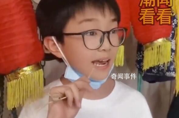 戲曲演員話筒故障男孩后臺(tái)驚艷救場(chǎng) 唱功扎實(shí)臺(tái)風(fēng)沉穩(wěn)