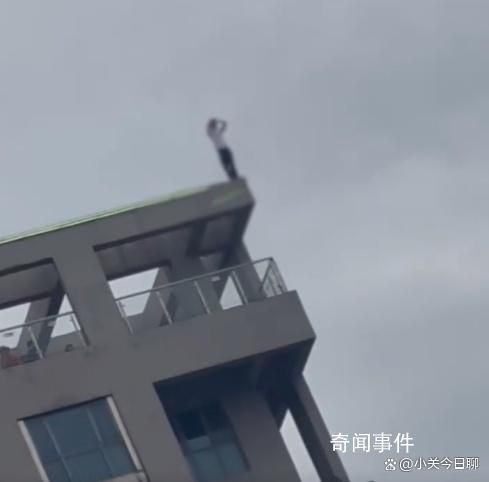 警方稱會依法處理圍觀跳樓起哄者 這一消息引起了公眾的廣泛關注和討論