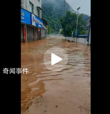 湖南遇特大暴雨:市民街頭抱團互救