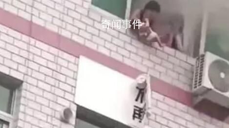女子火災(zāi)中扔下嬰兒被路人合力接住 萬幸孩子和大人都平安無事