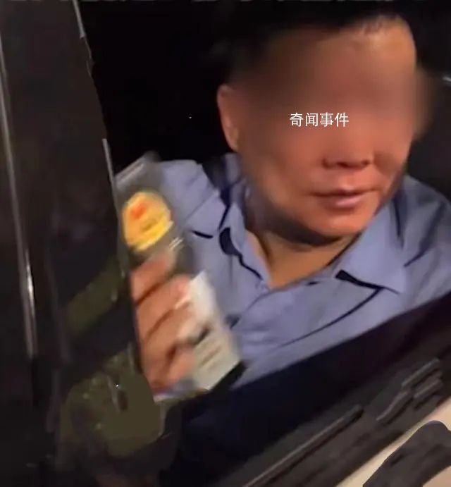 曝光掏警證事件輔警系執(zhí)勤違規(guī)被辭 并引發(fā)社會(huì)關(guān)注