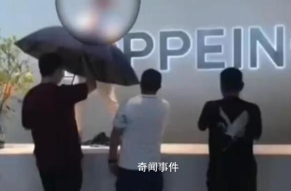 廣州建博會(huì)一男子用刀抵脖子 背后原因令人震驚