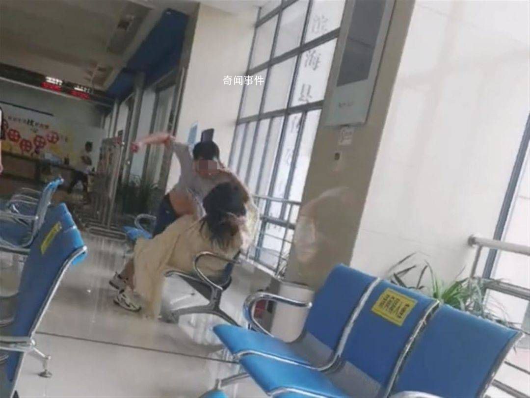 男子民政局大廳內(nèi)瘋狂毆打妻子 連續(xù)出拳打女子