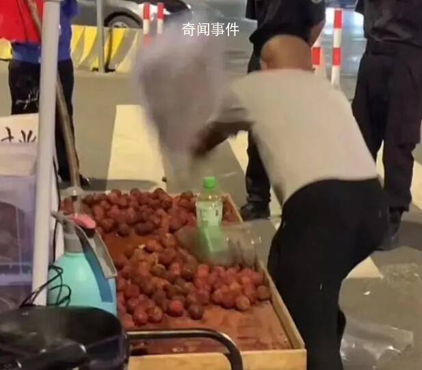 擺攤大爺遇城管怒摔筐 官方回應