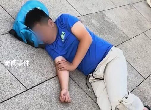 男子排隊等升旗倒地睡著 網(wǎng)友：他的睡眠質(zhì)量如此高