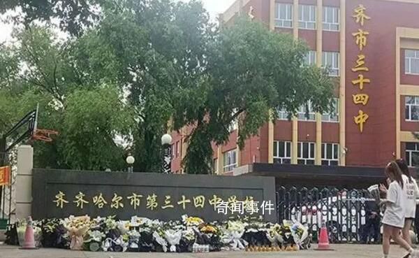 悼念鮮花堆滿中學(xué)門口 有人送去排球