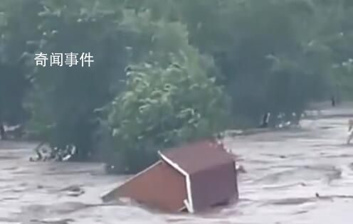 直擊北京暴雨:有房屋被沖進(jìn)河流