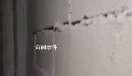 小區(qū)居民樓墻體現(xiàn)裂痕 住戶連夜疏散