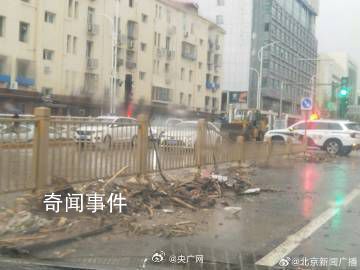 實拍洪水退后的北京門頭溝城區(qū) 沿路還有拋錨的車輛停留