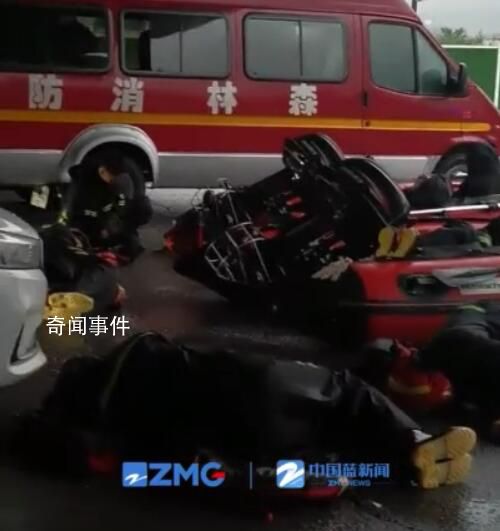 搶險一線的消防員們在橋底席地而睡