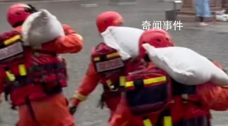 哈爾濱暴雨導(dǎo)致內(nèi)澇 中央大街排澇