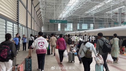 被困列車旅客稱曾6人分1瓶水 一度斷水斷糧斷網
