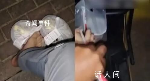 外賣(mài)員踩外賣(mài) 將吸管放在趾縫里摩擦