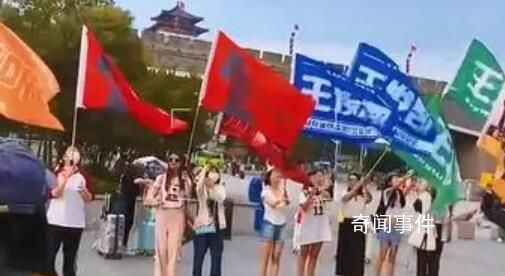 TFBOYS演唱會(huì)場館外圍已人山人海 本次實(shí)名入場人票證三者需一致