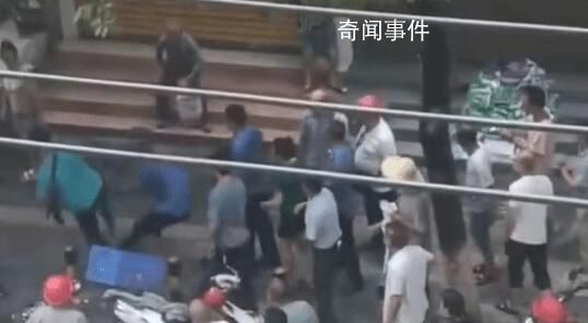 貴州一男子當(dāng)街擊倒城管 警方回應(yīng)