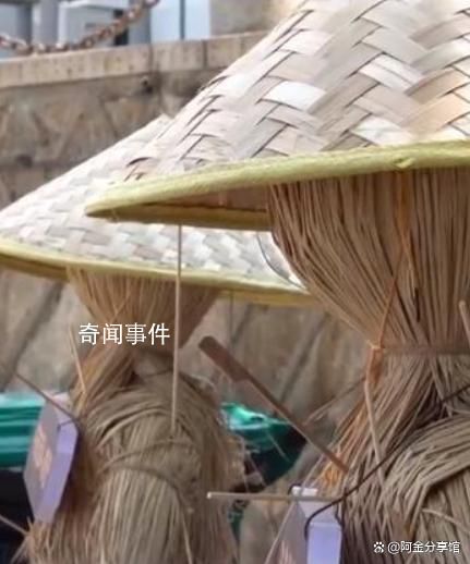 廈門一海灘用稻草人收燒烤簽子 環(huán)衛(wèi)人員會定時回收處理這些竹簽