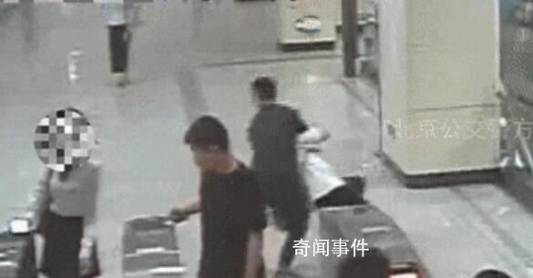 男子地鐵偷拍被摁倒 嚇得掰斷手機