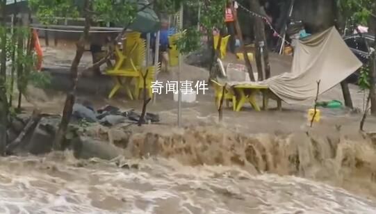 廣西上林突發(fā)山洪 游客慌忙逃離