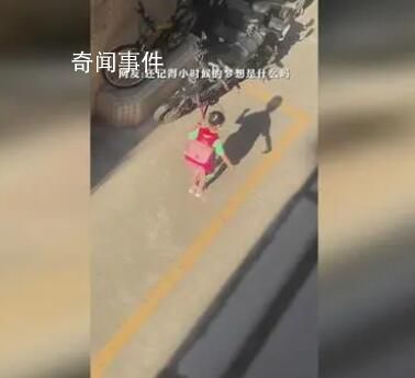 女孩在清晨的陽光下對著影子跳舞 仿佛整個世界都是她的舞臺
