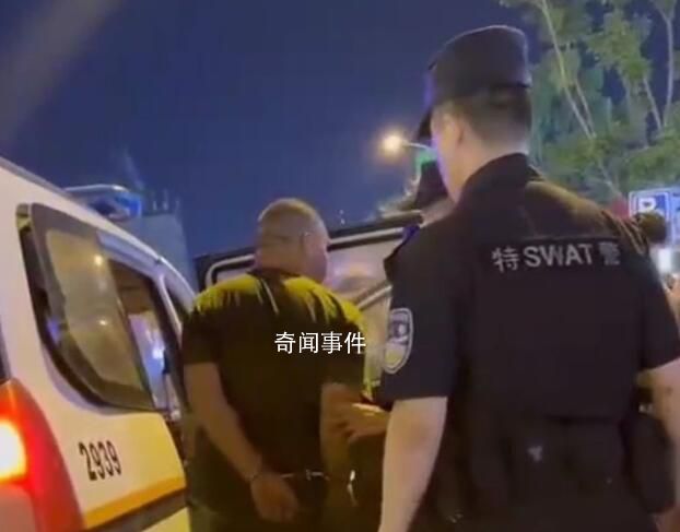 河南男子深夜當(dāng)街開車門搶小孩 被路過的熱心群眾控制