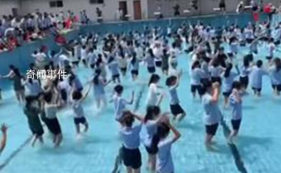浙江一學(xué)校的軍訓(xùn)是集體摸魚 讓學(xué)生們在緊張的軍訓(xùn)中體驗到了樂趣與快樂