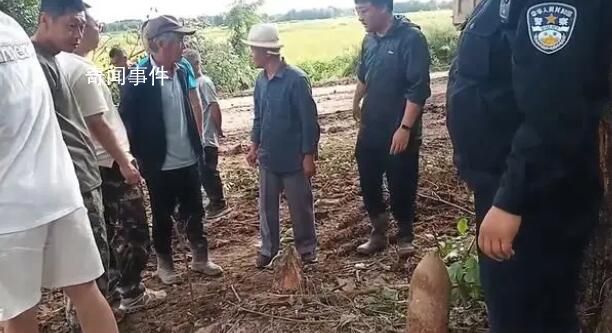 村民抗洪救災(zāi)挖出碗口粗的炮彈 引起了周?chē)迕竦暮闷婧腕@訝