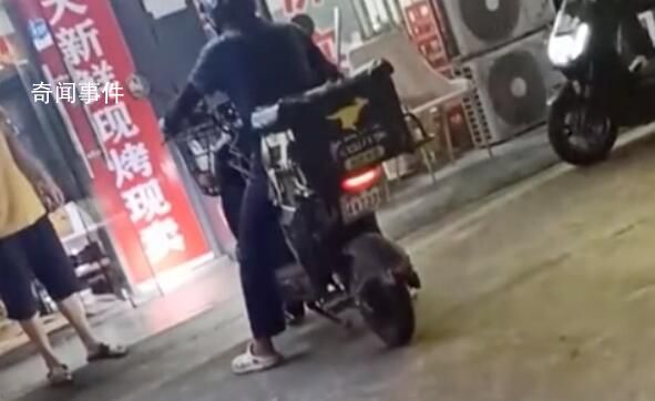 外賣員得知孩子跳樓當(dāng)街大哭 我兒子跳樓了