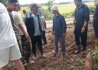 村民抗洪救災(zāi)挖出碗口粗的炮彈 引起了周圍村民的好奇和驚訝