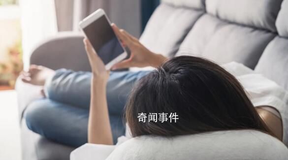 女子長(zhǎng)期側(cè)躺玩手機(jī)致右眼短暫失明 這種病變多產(chǎn)生于1000度以上近視