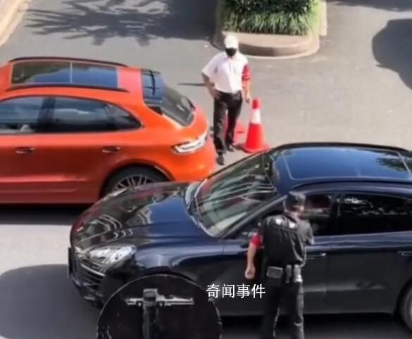 保時(shí)捷欲插隊(duì)被攔數(shù)次頂撞保安 一段視頻在網(wǎng)絡(luò)上廣泛傳播