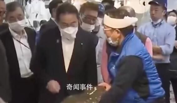 岸田文雄在魚市場大吃福島章魚 并且頻頻點頭表示非常美味