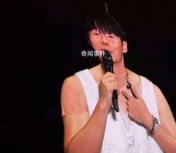 李榮浩演唱會講話時嘴里進了只蚊子 現(xiàn)場笑聲一片