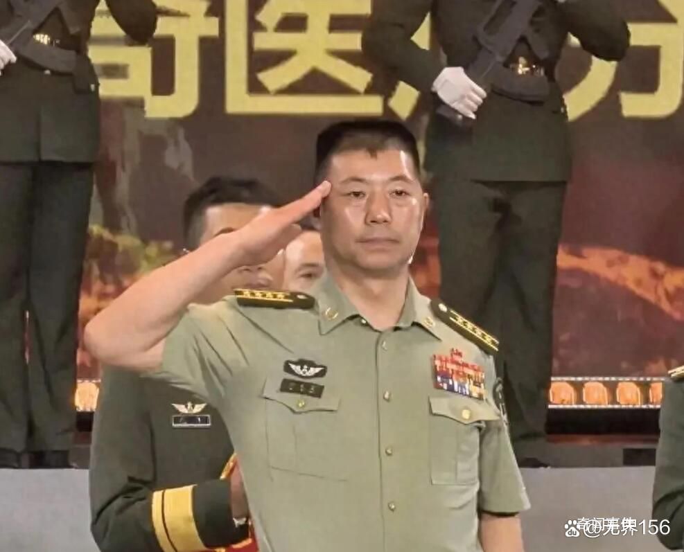 英雄團(tuán)長祁發(fā)寶戴6排勛表亮相 向英雄致敬