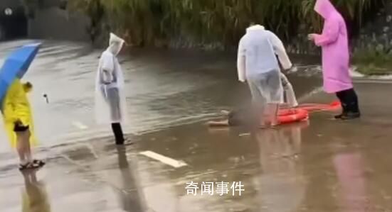 廣東一男子從積水橋洞游過時溺水 社區人員前去救援并已將溺水者送醫