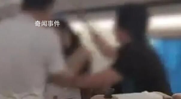男子3次猥褻鄰座女子被老婆狂扇耳光 已接到報警正在開展工作當中