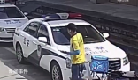 外賣小哥不顧訂單哭著跑進派出所 為好心人和民警點贊