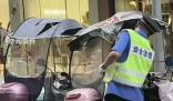 重慶回應城管劃破多個電動車防雨棚 已對涉事執(zhí)法人員進行了嚴厲批評教育