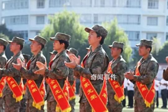 張桂梅送別入伍新兵 令無數人為之動容