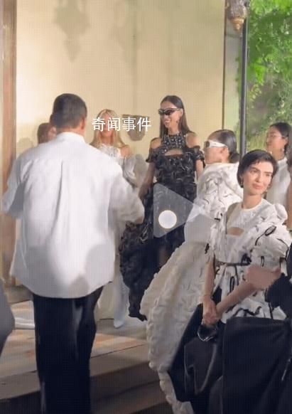 胡兵跑著跟谷愛凌合影 谷愛凌走秀狀態如何