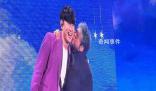 韓紅在演唱會(huì)親了林俊杰臉頰 眼神中滿是寵溺